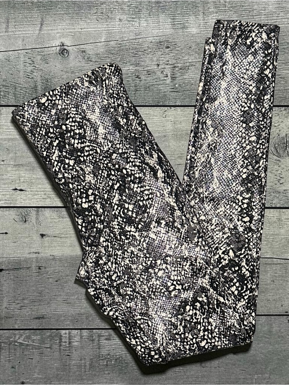 SPANX Faux Leather Snake Shine Leggings Gray Snakeskin High Rise M 20324R